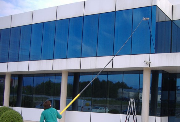 Limpieza de ventanas en casas de edificios de gran altura con un cepillo  cepillo para limpieza de ventanas ventana grande en un servicio de limpieza  de edificios de varios pisos eliminación de