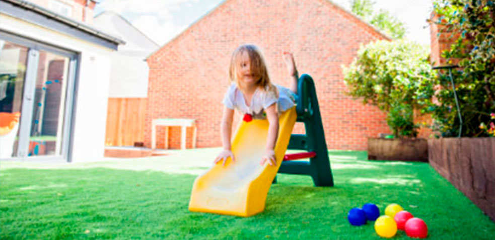 como-limpiar-bien-el-cesped-artificial