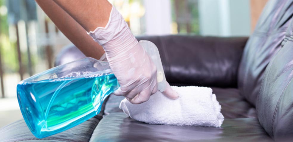 cómo-limpiar-manchas-sofá-de-piel