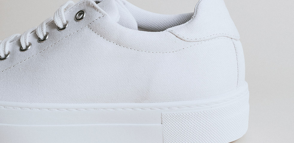 limpiar-zapatillas-blancas-de-tela
